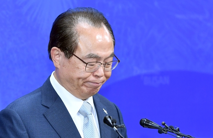 오거돈 부산시장이 23일 오전 부산 연제구 부산시청 9층 기자회견장에서 사퇴 기자회견을 하고 있다. 뉴시스 오거돈 부산시장이 23일 오전 부산 연제구 부산시청 9층 기자회견장에서 사퇴 기자회견을 하고 있다. 뉴시스