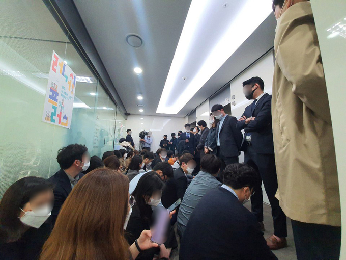 채널A 기자들이 지난 29일 서울 종로구 채널A 보도본부 입구에서 검찰의 압수수색을 1박 2일째 막아서고 있다.(뉴시스) 