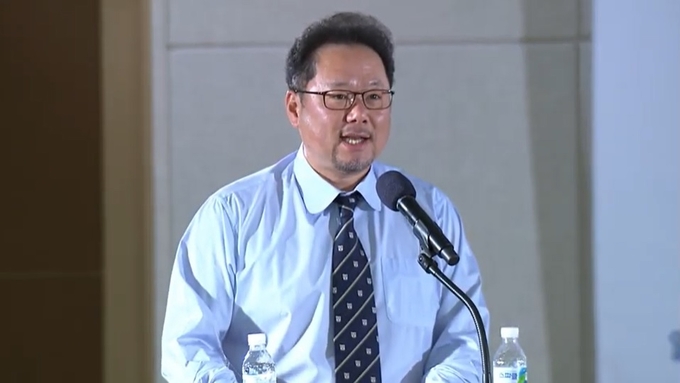 박성제 MBC 사장이 19일 부산에서 열린 방송학회 학술대회에서 기조 강연을 하고 있다. 이날 행사는 방송학회 유튜브 채널로 생중계됐다. 박성제 MBC 사장이 19일 부산에서 열린 방송학회 학술대회에서 기조 강연을 하고 있다. 이날 행사는 방송학회 유튜브 채널로 생중계됐다.