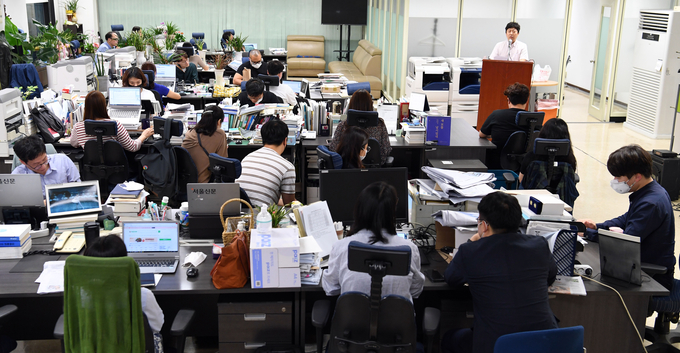 서울신문 기자들이 11일 기자총회를 열고 지난 6일자 서울신문 지면에 실린 곽병찬 논설고문의 칼럼 논란과 관련 의견을 모았다. /한국기자협회 서울신문지회 제공 