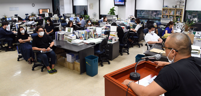 지난 11일 서울신문 기자들이 곽병찬 논설고문의 <광기, 미투를 조롱에 가두고 있다> 칼럼을 두고 기자총회를 열었다. 지난 11일 서울신문 기자들이 곽병찬 논설고문의 <광기, 미투를 조롱에 가두고 있다> 칼럼을 두고 기자총회를 열었다.