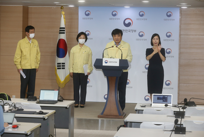 추미애 법무부 장관(왼쪽에서 두번째), 진영 행정안전부 장관(왼쪽 첫번째), 한상혁 방송통신위원장(오른쪽에서 두번째)이 21일 오후 정부서울청사에서 합동 대국민 담화를 발표해 코로나19 방역활동을 저해하는 행위 일체에 대한 무관용 원칙, 강경 대응 방침을 밝혔다. (사진=방통위) 추미애 법무부 장관(왼쪽에서 두번째), 진영 행정안전부 장관(왼쪽 첫번째), 한상혁 방송통신위원장(오른쪽에서 두번째)이 21일 오후 정부서울청사에서 합동 대국민 담화를 발표해 코로나19 방역활동을 저해하는 행위 일체에 대한 무관용 원칙, 강경 대응 방침을 밝혔다. (사진=방통위)