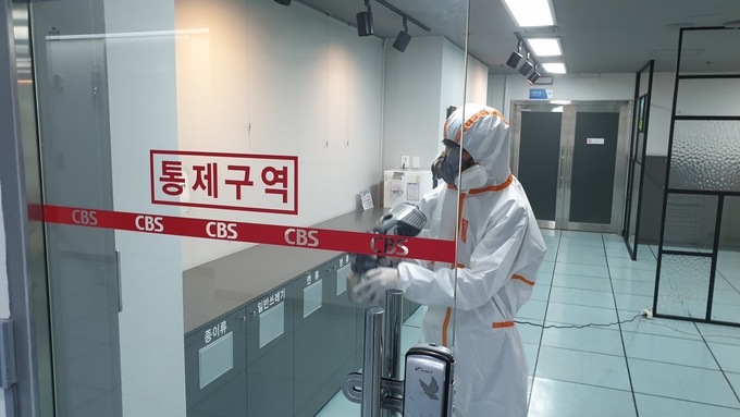 최근 신종 코로나바이러스 감염증(코로나19)이 무서운 기세로 번지며 언론계에 긴장감이 감돌고 있다. 사진은 지난 17일 CBS 라디오 '김현정의 뉴스쇼'에 출연한 기자가 18일 밤 코로나19 확진 판정을 받자 CBS가 스튜디오와 방송시설을 폐쇄하고 긴급 방역에 나선 모습. /CBS 제공 최근 신종 코로나바이러스 감염증(코로나19)이 무서운 기세로 번지며 언론계에 긴장감이 감돌고 있다. 사진은 지난 17일 CBS 라디오 '김현정의 뉴스쇼'에 출연한 기자가 18일 밤 코로나19 확진 판정을 받자 CBS가 스튜디오와 방송시설을 폐쇄하고 긴급 방역에 나선 모습. /CBS 제공