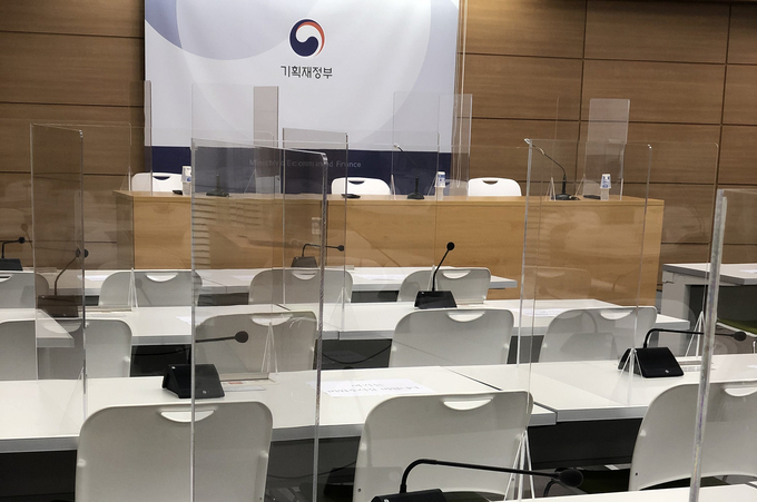 정부부처들은 비대면 브리핑 확대, 기자실 1사 1인 근무 권장 등 감염 예방 조치를 강화하고 있다. 지난달 27일 내년도 예산안 사전 브리핑이 열린 정부세종청사 기획재정부 브리핑실에 코로나19 방역을 위한 투명 가림막이 설치돼 있다. /기재부 출입기자 제공 정부부처들은 비대면 브리핑 확대, 기자실 1사 1인 근무 권장 등 감염 예방 조치를 강화하고 있다. 지난달 27일 내년도 예산안 사전 브리핑이 열린 정부세종청사 기획재정부 브리핑실에 코로나19 방역을 위한 투명 가림막이 설치돼 있다. /기재부 출입기자 제공