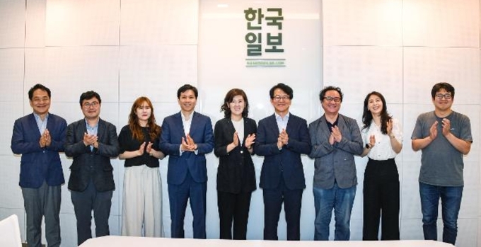 최근 새로 출범한 MBC 시청자위원회, KBS 시청자위원회, 한국일보 3040뉴스이용자위원회는 '젊음'과 '다양성'을 부각하고 있다. 콘텐츠 수용자와의 소통이 그 어느 때보다 중요해진 미디어 환경에서 더 새롭고 다양한 목소리를 들으려는 움직임이 눈길을 끈다. 사진은 한국일보의 3040뉴스이용자위원회 출범 행사. 