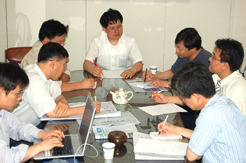 2006년 6월1일 기자협회보 편집위원들이 5.31 지방선거 보도 진단과 향후 정국 전망을 놓고 좌담회를 가졌다. 이날 좌담회에는 당시 기자협회보 편집위원으로 활동하던 설원태 경향신문 기자, 김인석 서울신문 기자, 이재강 KBS 기자, 김동훈 한겨레 기자 등이 참석했다. 2006년 6월1일 기자협회보 편집위원들이 5.31 지방선거 보도 진단과 향후 정국 전망을 놓고 좌담회를 가졌다. 이날 좌담회에는 당시 기자협회보 편집위원으로 활동하던 설원태 경향신문 기자, 김인석 서울신문 기자, 이재강 KBS 기자, 김동훈 한겨레 기자 등이 참석했다.