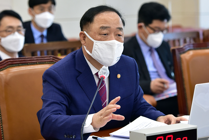 홍남기 경제부총리 겸 기획재정부 장관이 8일 국회 기획재정위원회 국정감사에 출석해 답변하고 있다. 연합뉴스 제공 홍남기 경제부총리 겸 기획재정부 장관이 8일 국회 기획재정위원회 국정감사에 출석해 답변하고 있다. 연합뉴스 제공