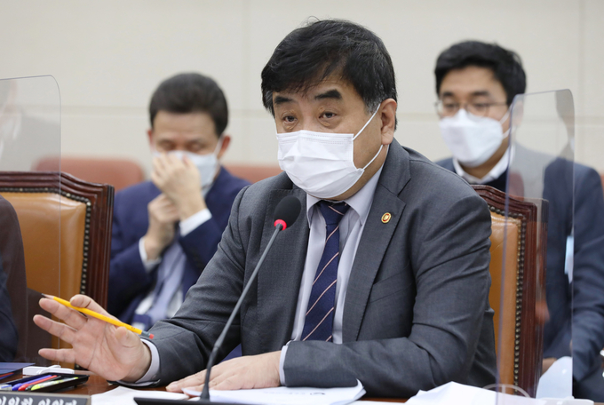 한상혁 방송통신위원회 위원장이 5일 국회에서 열린 과학기술정보방송통신위원회 전체회의에서 의원 질의에 답하고 있다. (뉴시스) 