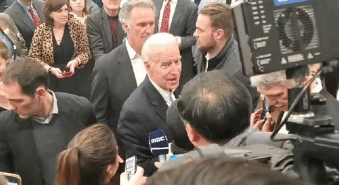 민주당 코커스(당원대회)의 막이 오른 지난 2월3일 미국 아이오와주 디모인의 하이어트 중학교 체육관 앞에서 당시 조 바이든 민주당 대선후보가 박성호 MBC 기자의 질문에 답하고 있다.   