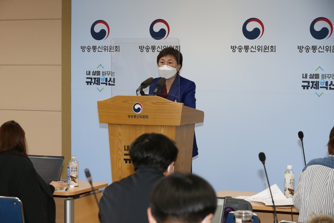 김현 방통위 부위원장이 27일 전체회의 직후 MBN, JTBC 재승인에 관한 의결 사항을 발표하고 있다. (사진제공 방통위) 