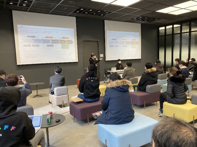 JTBC는 최근 '보도국 모바일 콘텐트용 JAM 설명회'를 열고 모바일 콘텐트 제작과 송출방식 등을 구성원에게 설명했다. (사진=중앙그룹 제공) 