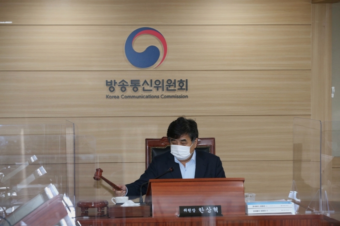 한상혁 방송통신위원장이 회의 시작을 알리며 의사봉을 두드리고 있다. (방통위) 