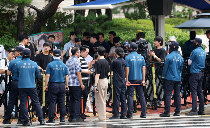 "국방부 민원실 군사시설 아냐"…'대통령실 과잉 경호' 도마