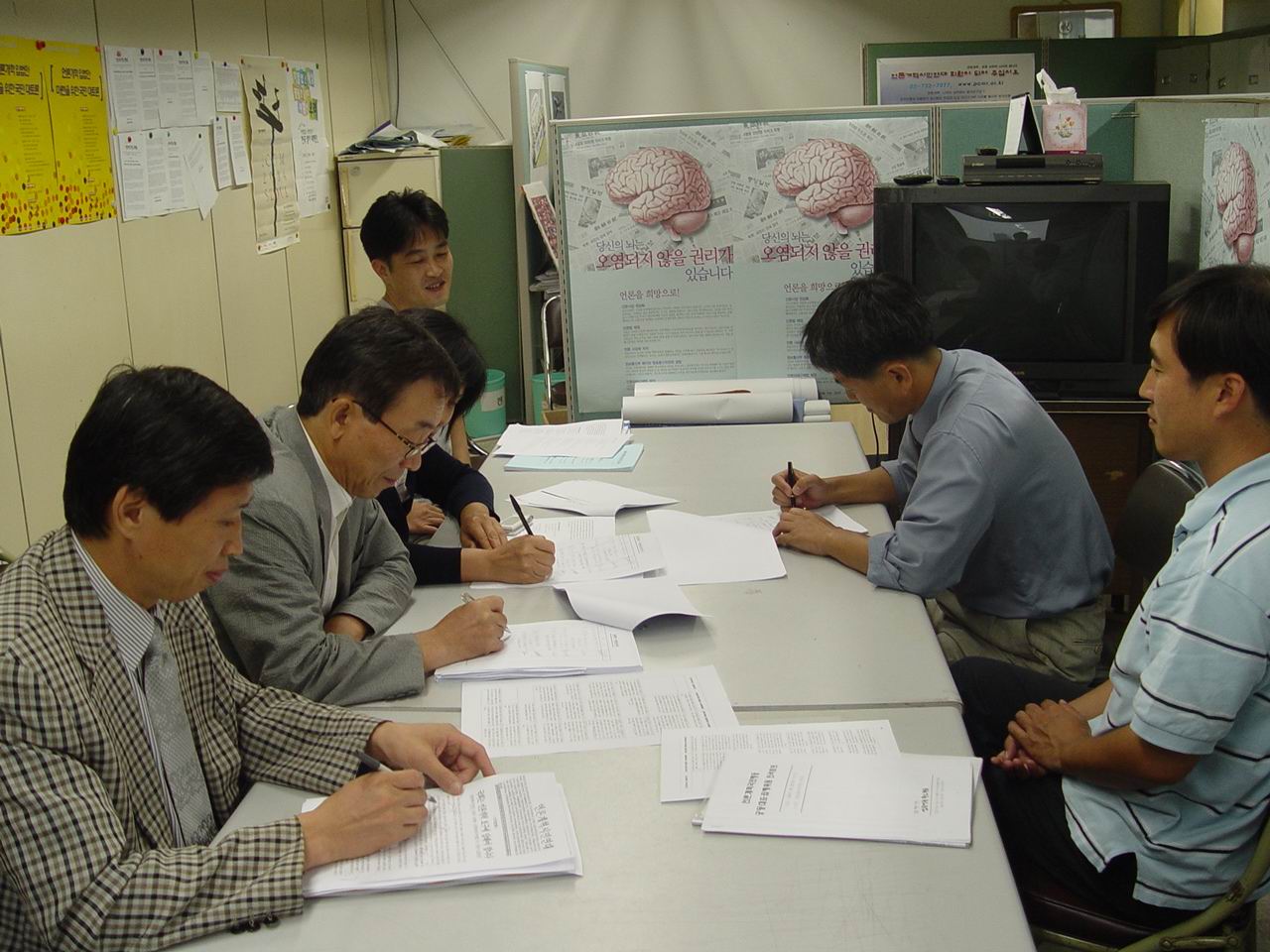 '언론개혁국민행동' 운영위원들이 프레스센터 언개련 사무실에서 입법청원서에 서명을 하고 있다.