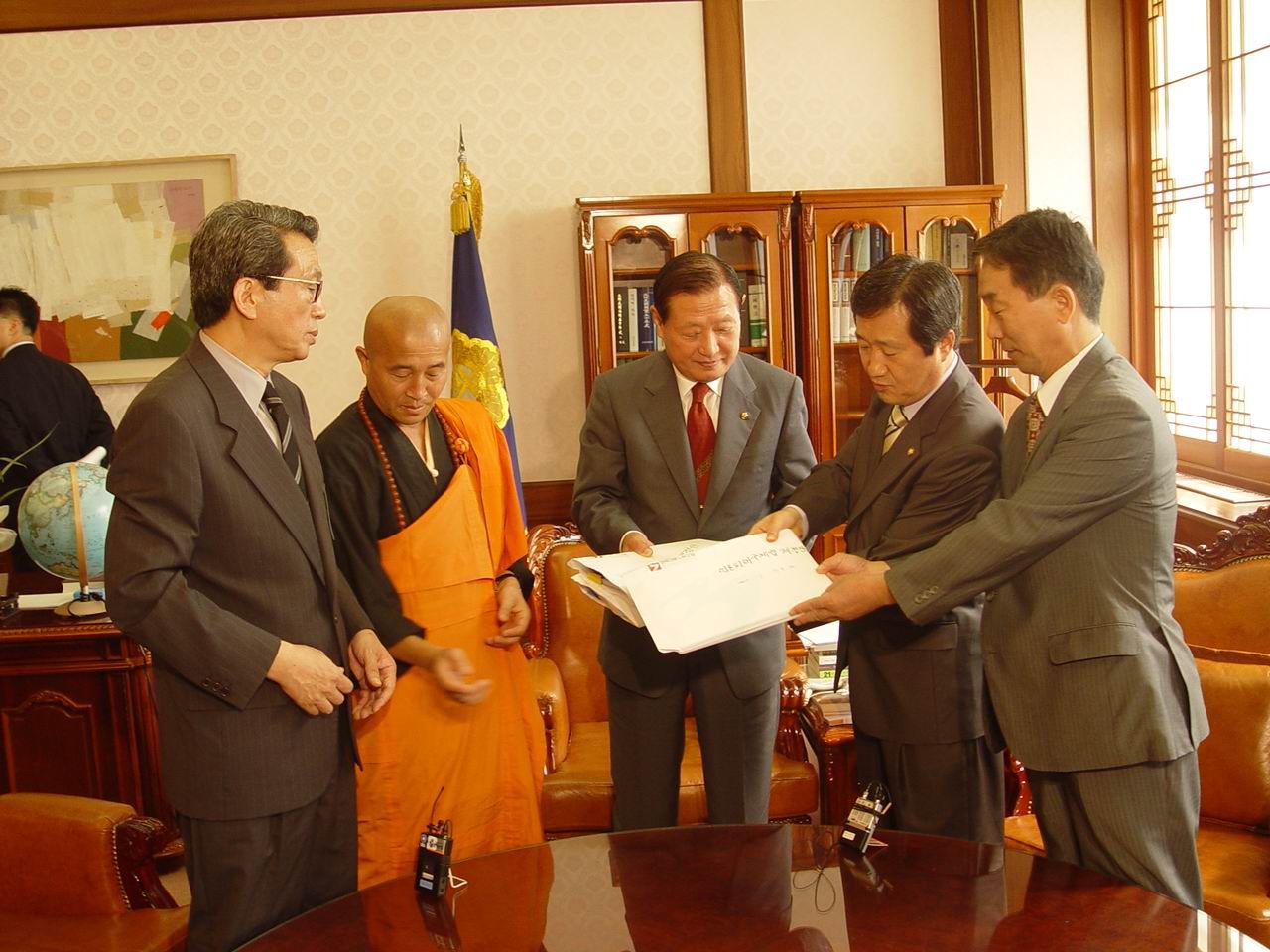 언론개혁국민행동 대표들과 열린우리당 김재홍 의원이 21일 ‘언론개혁 3법’ 입법 청원안을 김원기 국회의장에게 전달하고 있다.