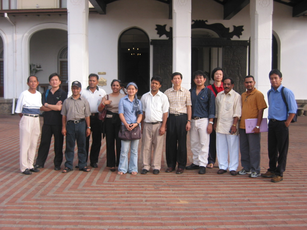 워크숍 참석자들이 기념촬영을 하고 있다