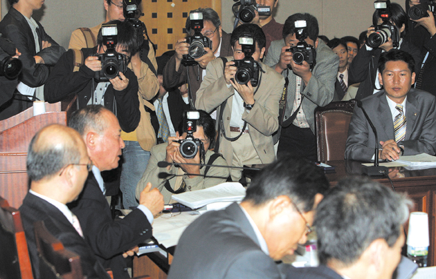 방송위원회 노성대 위원장이 12일 목동 방송회관에서 열린 국회 문화관광위 국정감사에서 답변하고 있다.