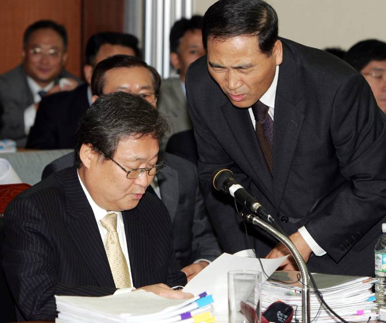 18일 한국방송공사에 대한 국회 문광위 국정감사에서 정연주 사장이 위원들의 질의에 대한 답변을 관계자와 논의하고 있다.연합뉴스