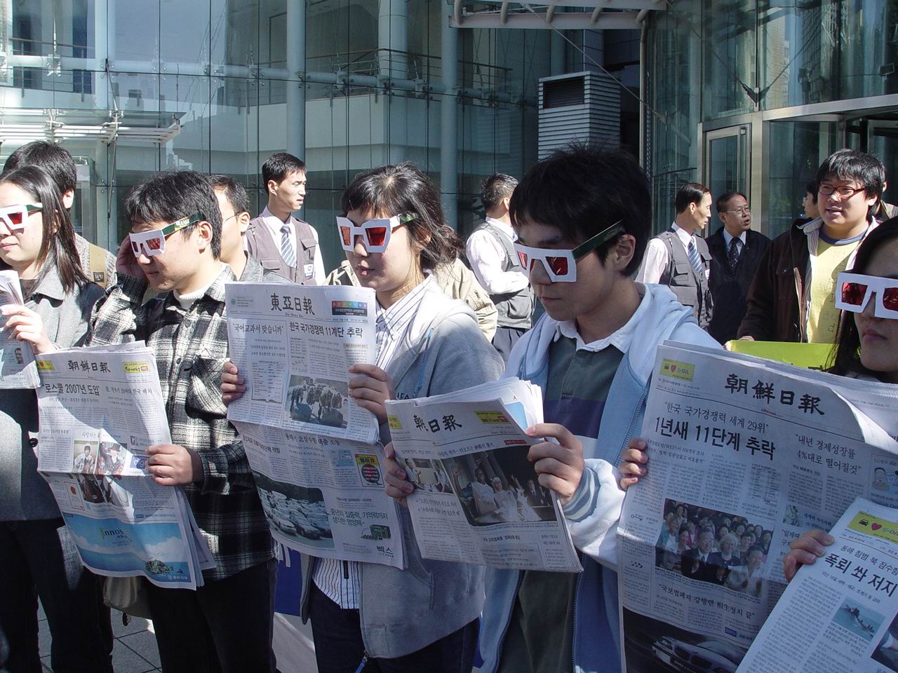 전대기련 소속 학생들이 '색깔론'을 상징하는 붉은색 안경을 쓰고 퍼포먼스를 하고 있다.
