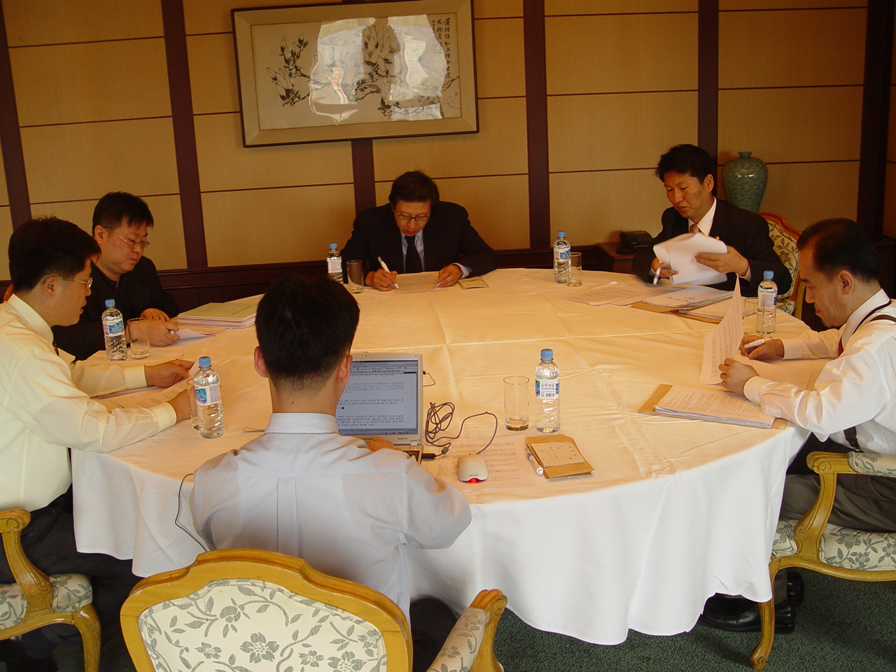 본보 창간 40주년 기념 좌담회에서 패널들이 의견을 교환하고 있다.