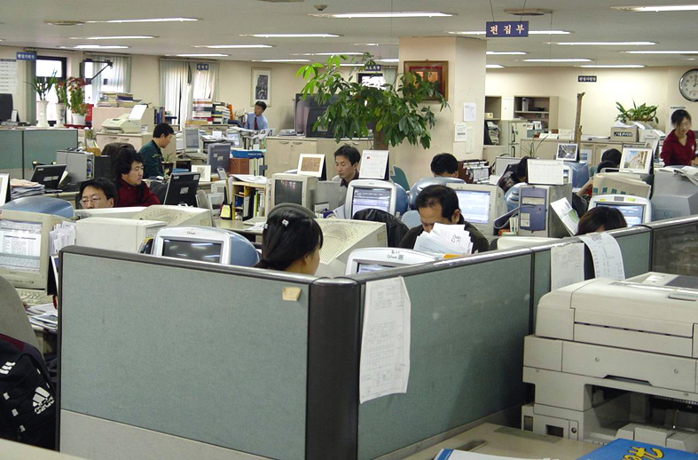 11일 1차 희망퇴직신청을 마감한 한겨레 편집국 분위기가 무겁게 가라앉아 있다.