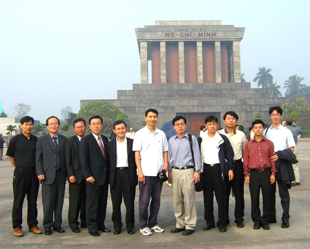 하노이에 위치한 호치민 역사박물관. 호치민의 근검절약과 대중을 향한 사랑이 그대로 남아 있었다. 왼쪽으로부터 2번째가 필자.