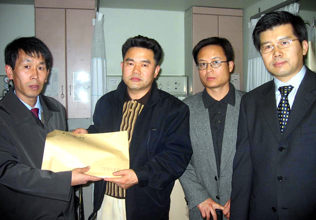 스포츠서울 직원들이 뇌경색증으로 투병중인 김 모 전 편집기자를 돕기 위해 모은 성금을 지난달 26일 서울중앙병원에서 김씨 가족(왼쪽에서 두번째)에게 전달하고 있다.