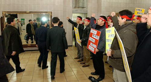 KBS 정연주 사장의 지역국 순회 방문이 진행되고 있는 가운데 지난 17일 창원총국 소속 직원들이 현관로비에서 정 사장의 지역국 정책에 대한 불만의 표시로 항의시위를 벌이고 있다.