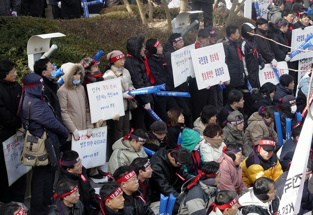 KBS 노조는 1일 오후 목동 방송회관 앞에서 전국언론노조 소속 1천여명의 조합원이 참석한 가운데 ‘방송법 개악 저지 결의대회’를 개최했다.