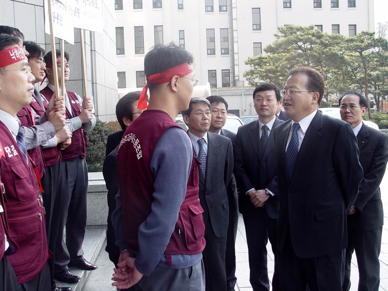 한국방송광고공사 노조원들이 9일 첫 출근하는 한진수 전무(사진 오른쪽에서 두번째)의 출근을 저지하고 있다.