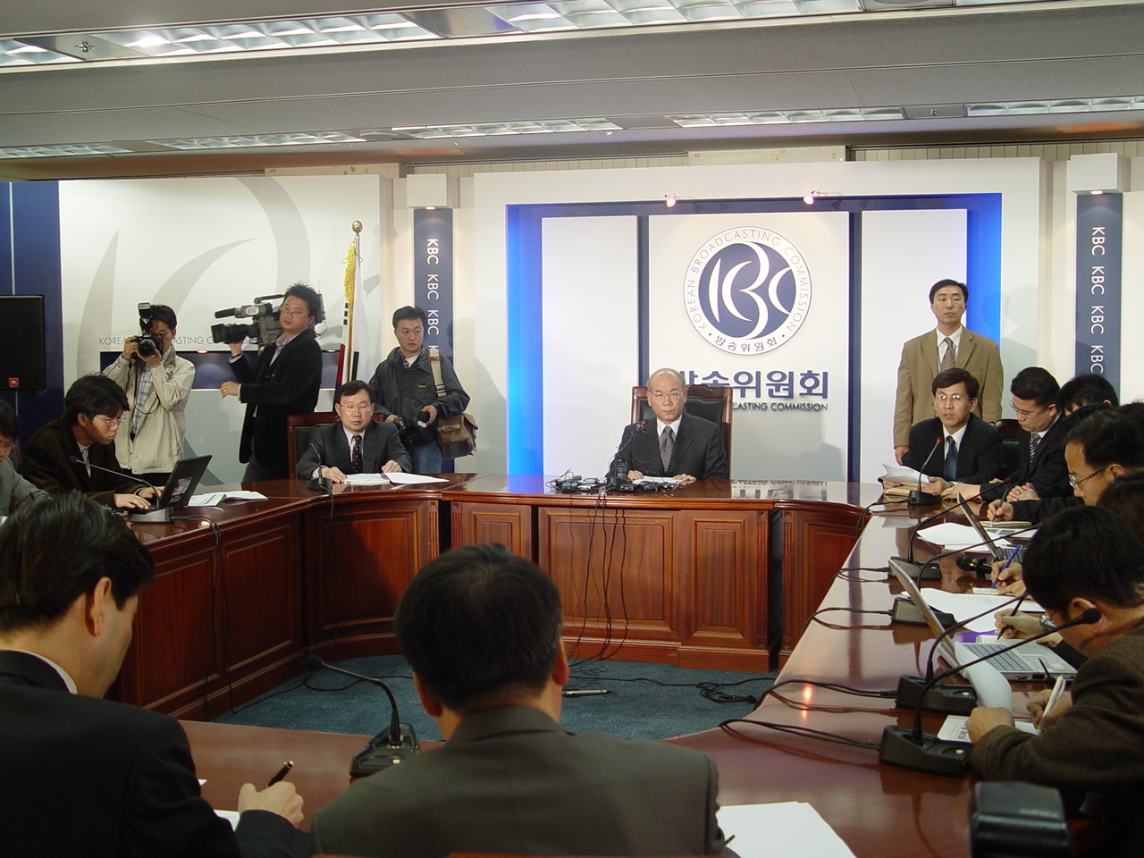 방송위원회 이효성 부위원장이 지상파 DMB 사업자 선정 발표 후 기자들과 일문일답을 갖고 있다.