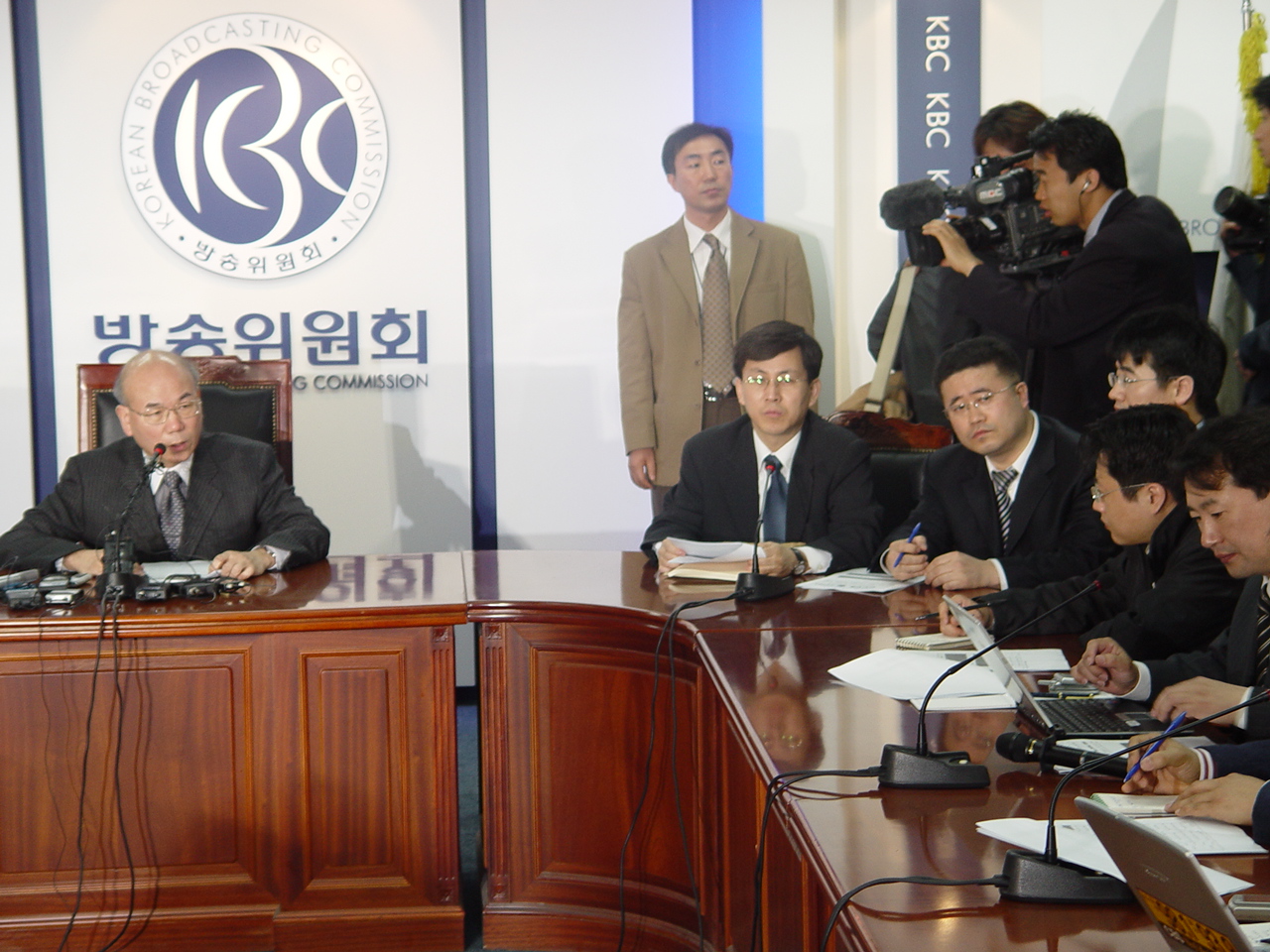 방송위원회 이효성 부위원장이 평가점수를 공개하고 있다.