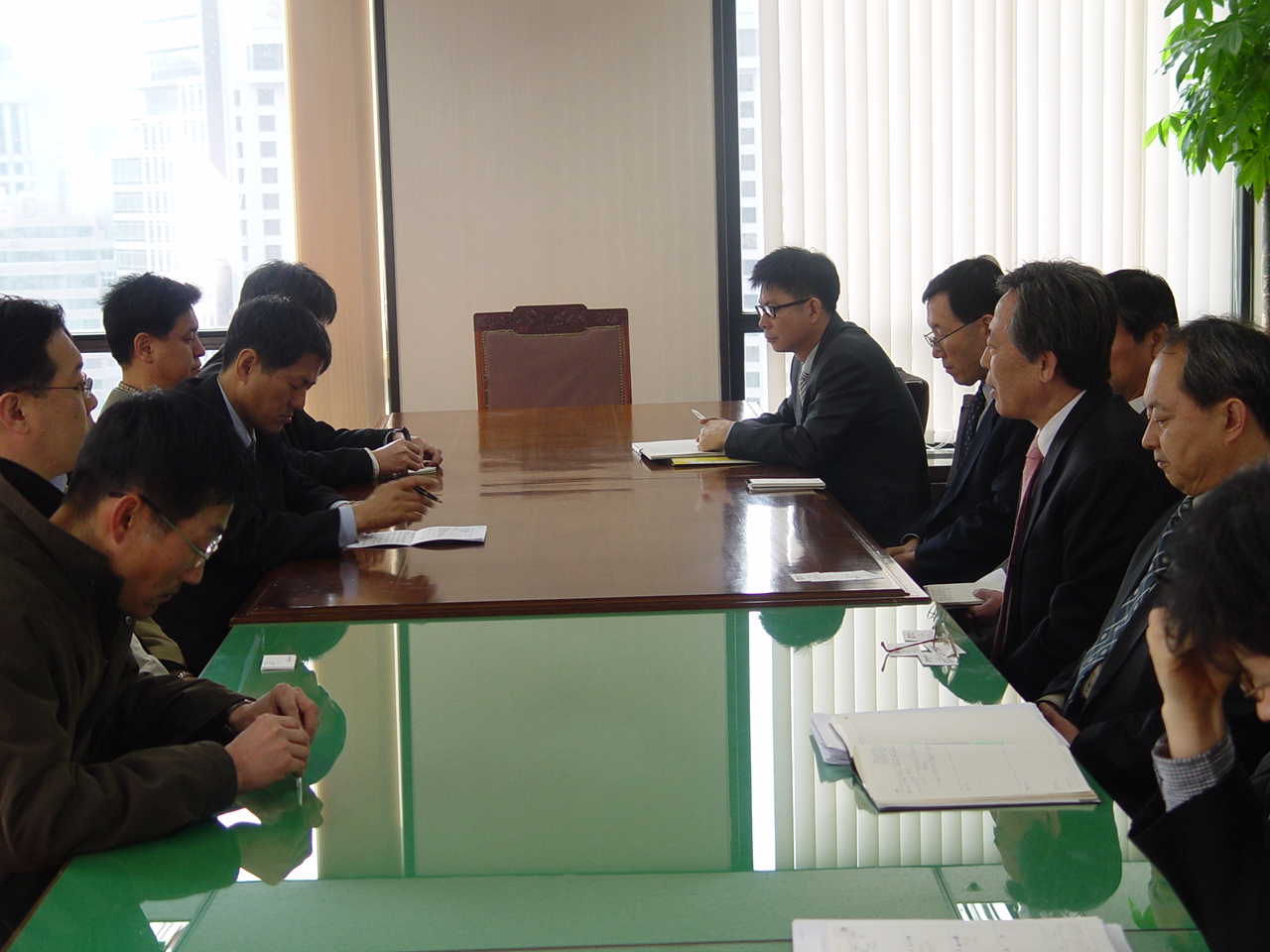 언론노조 지역신문위원회 관계자들이 언론재단을 항의방문 하고 있다.