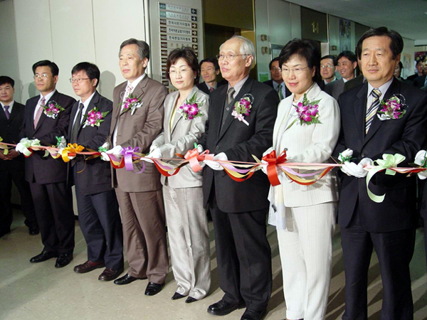 22일 프레스센터 14층에서 열린 지발위 개소식에서 주요 참석자들이 테이프 커팅을 하고 있다.
