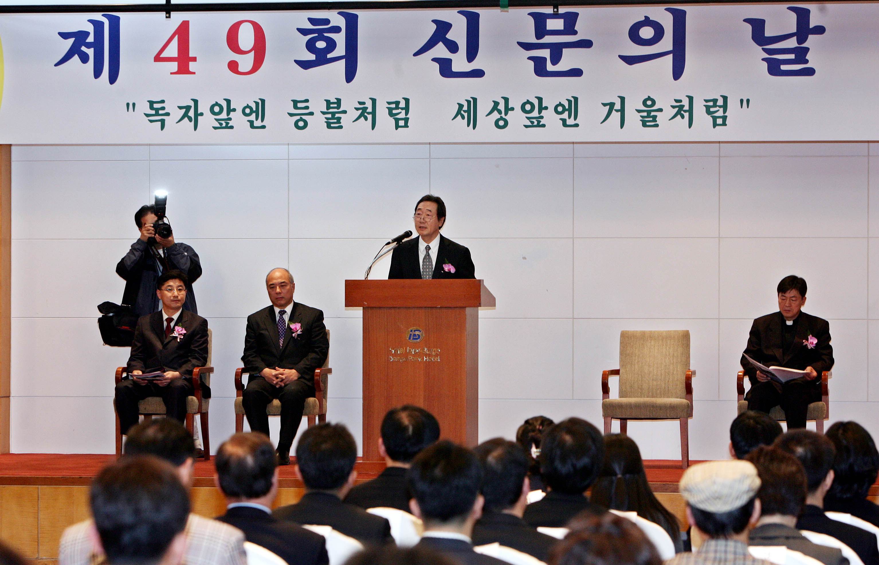 신문협회 장대환 회장이 인사말을 하고 있다.