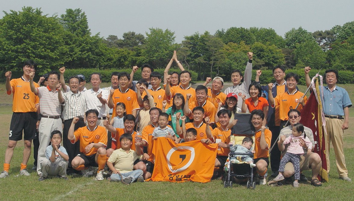 중앙일보 선수와 가족들이 함께 우승을 기념하는 사진을 찍고 있다.