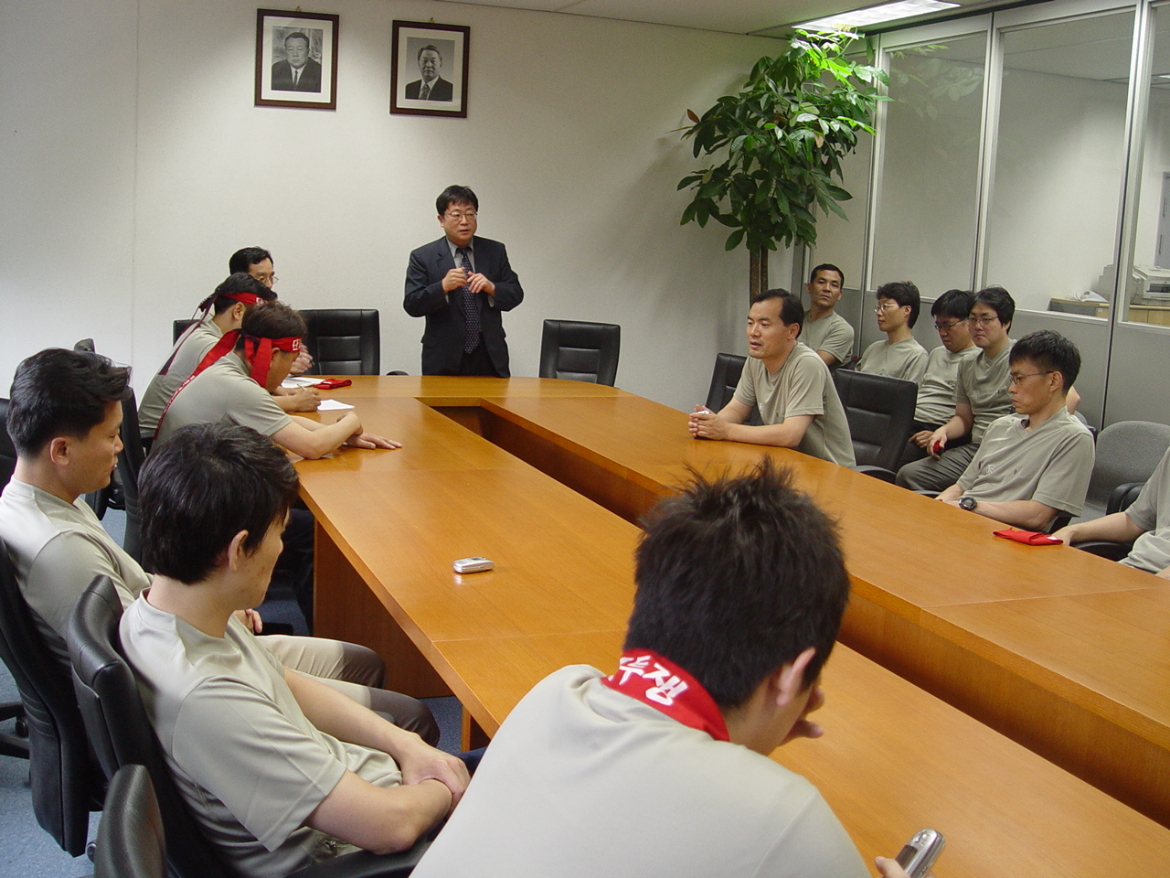 한국기자협회 이상기 회장이 일간스포츠 편집국을 방문해 기자들을 격려하고 있다.