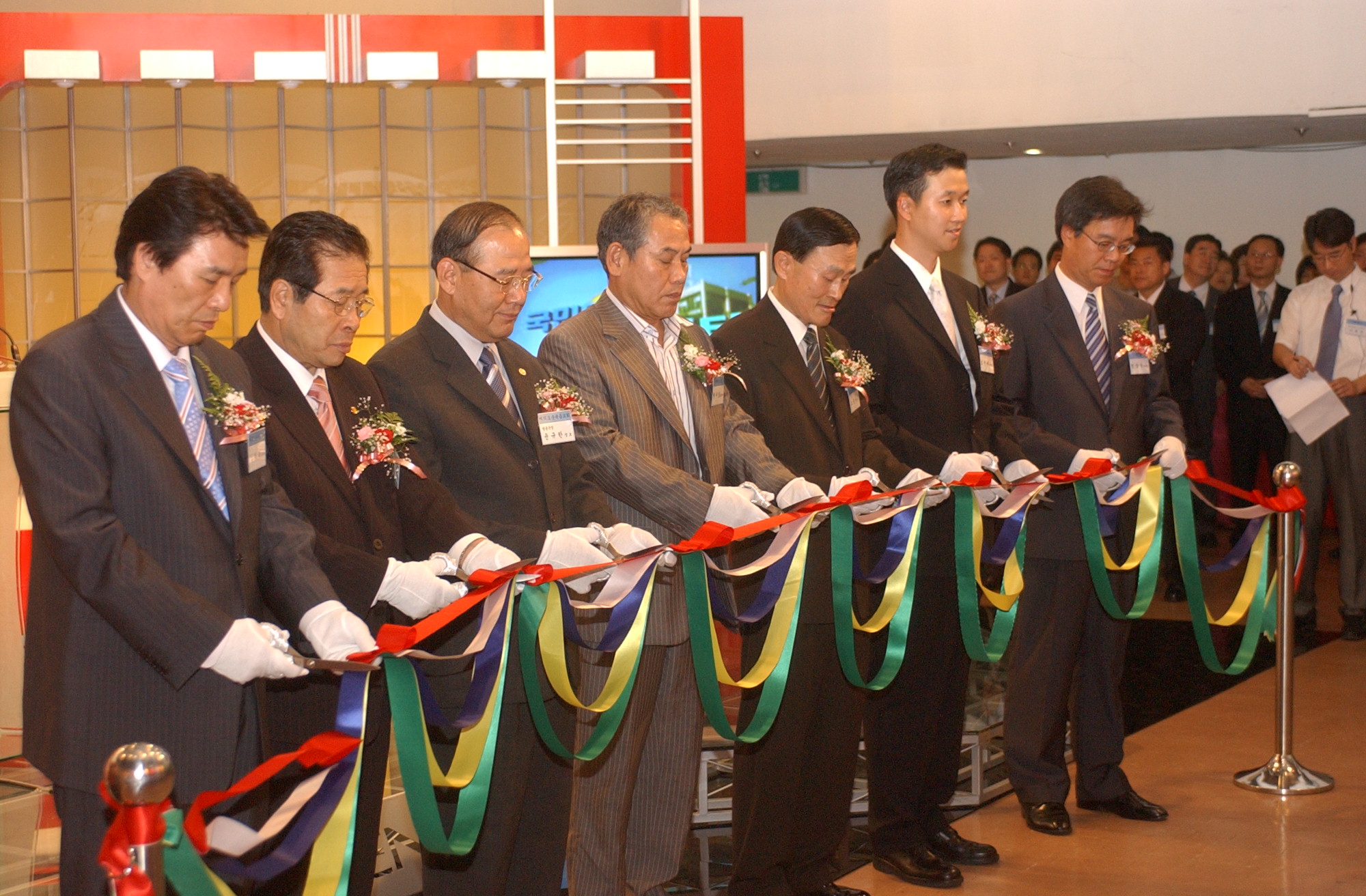 14일 국민방송센터 개국 기념식에 참가한 인사들이 테이프 커팅을 하고 있다.