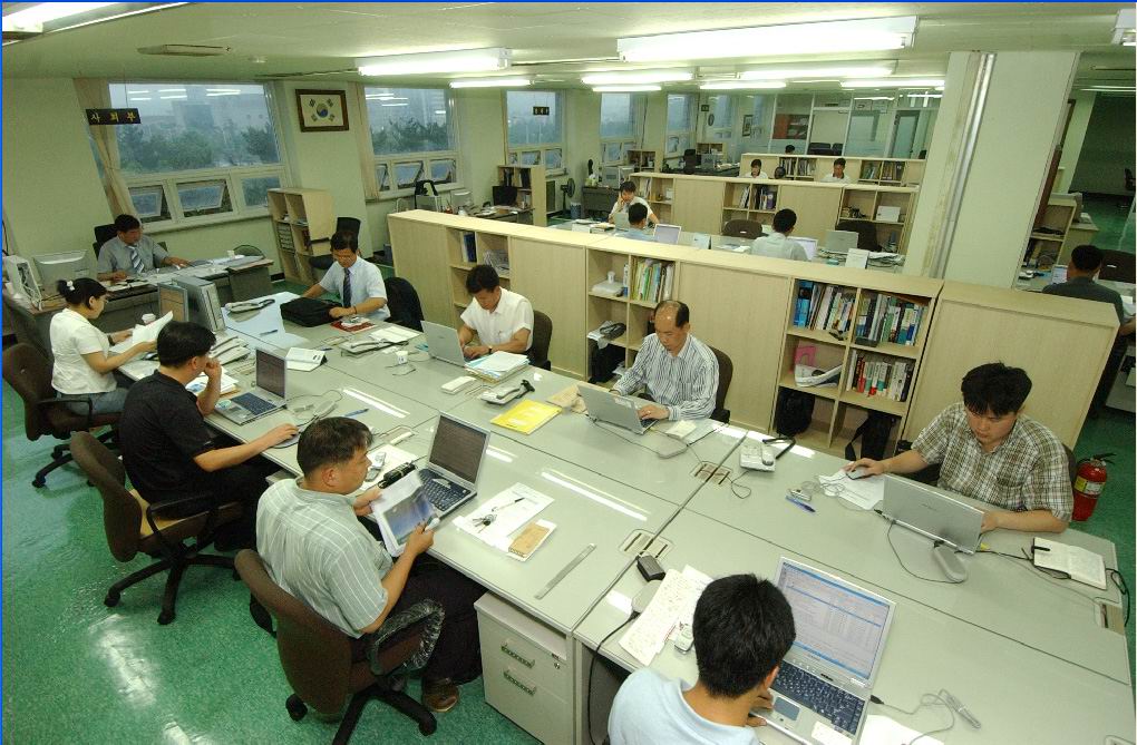 업무 효율성을 높이기 위해 리모델링을 시행한 경남신문 편집국