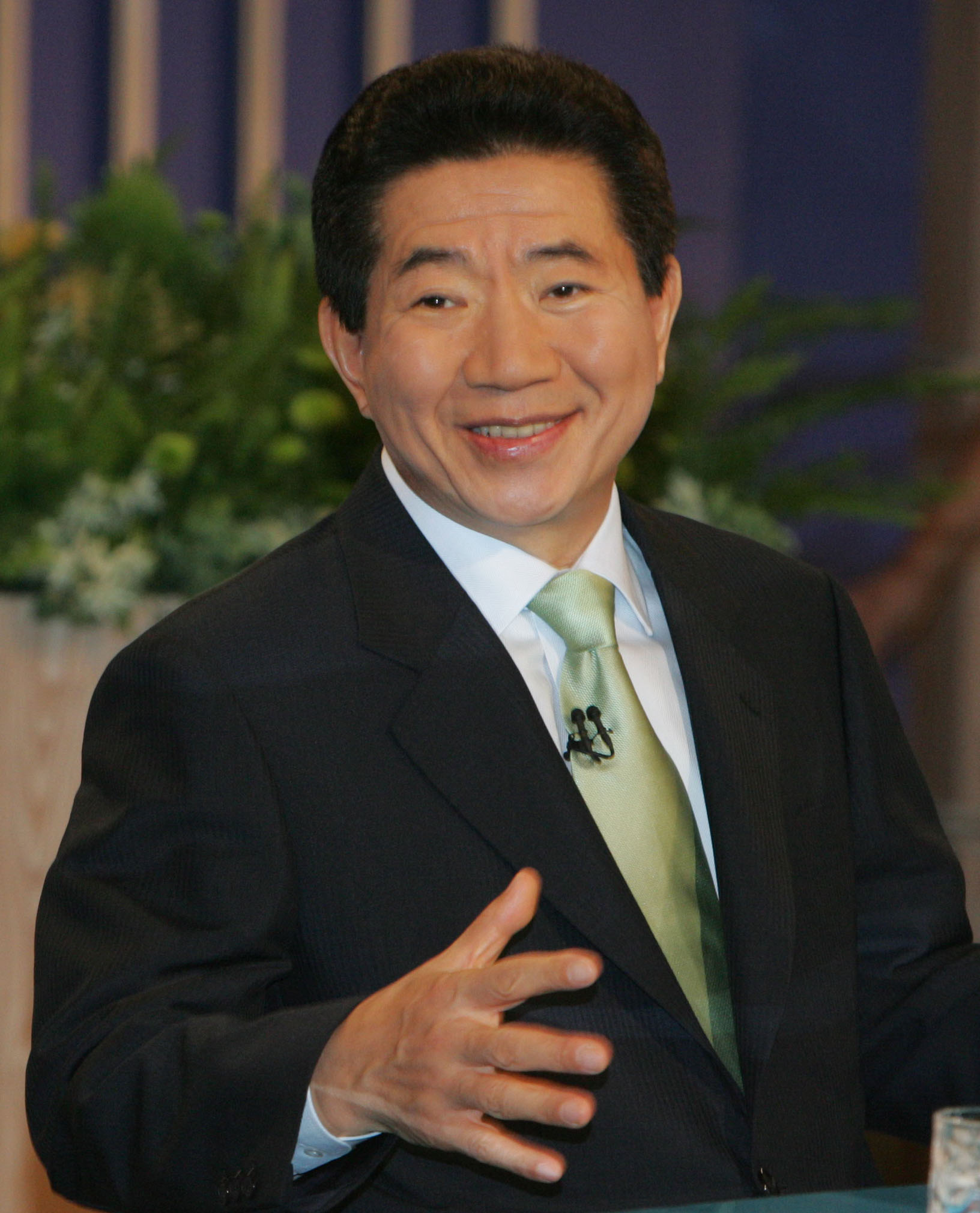 노무현 대통령은 25일 밤 KBS에서 방영된 '국민과의 대화: 참여정부 2년6개월 대통령에게 듣는다'라는 특별프로그램에 출연, 패널과의  토론 형식을 통해 임기 전반기 국정운영에 대해 평가하고 정치구조 개혁 등 후반기 역점과제를 설명했다.    연합뉴스