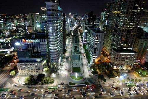 동아일보는 ‘청계천 특수’를 잡기위해 건물 리노베이션 등 다각도의 사업을 준비하고 있다. 마무리공사가 한창 진행 중인 청계천 주변의 야경.             사진제공 동아일보