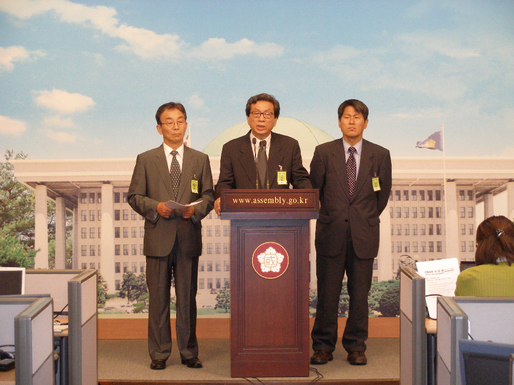 언론개혁시민연대 김영호 공동대표(사진 中), 전국언론노조 신학림 위원장(사진 右), 민주언론운동시민연합 이명순 이사장 등이 신문유통원 관련 기자회견을 하고 있다.