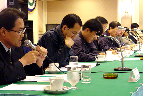 기자협회와 한국언론재단이 6,7일 강원도 설악파크호텔에서 개최한 제51회 기자포럼에서 김승국 평화만들기 대표(맨 왼쪽)가 지정토론에서 발표를 하고 있다.