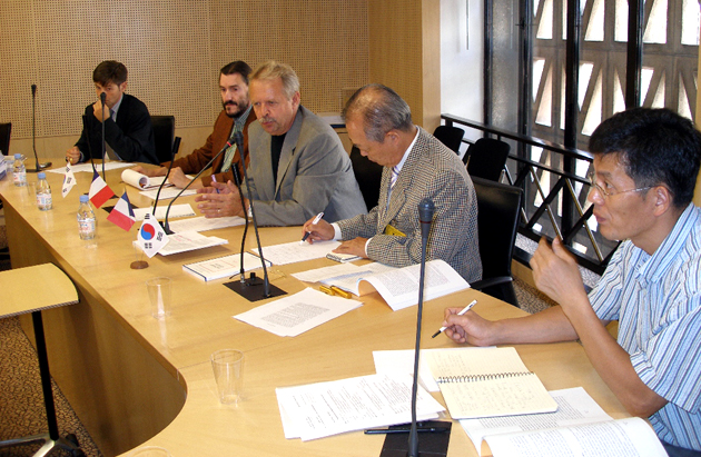 2005 한국언론재단 미디어 기자 테마취재 기간 중 프랑스의 경제사회이사회 관계자들이 자신들이 채택한 신문지원 방안과 관련한 보고서 내용을 설명하고 있다.