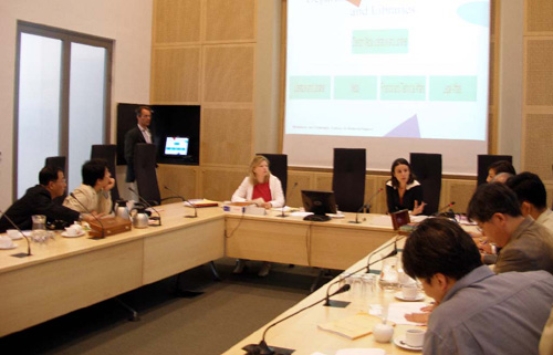 네덜란드 문화교육부 관계자들이 자신들의 독특한 공영방송 미디어 정책과 철학 등에 대해 한국 기자들과 의견을 나누고 있다.