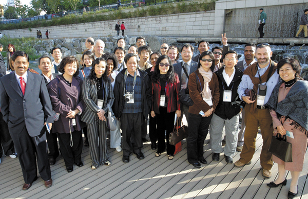 ‘2005 아시아 기자포럼’이 개막된 지난달 31일 오후 서울 청계천 현장을 취재 나온 참가국 기자들이 포즈를 취하고 있다. <사진=뉴시스 제공>