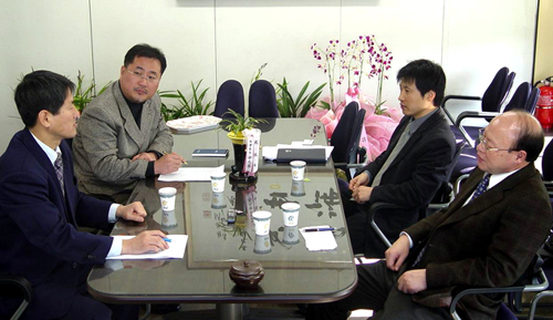 언론 현업3단체장은 지난해에 이어 올해도 한국 언론의 어려움은 가중될 것이라고 진단하고, 3단체의 공조와 협력을 통해 이를 극복해 나가자는데 합의했다. 사진 왼쪽부터 시계방향으로 신학림 위원장, 김진수 국장, 이도경 회장, 정일용 회장.