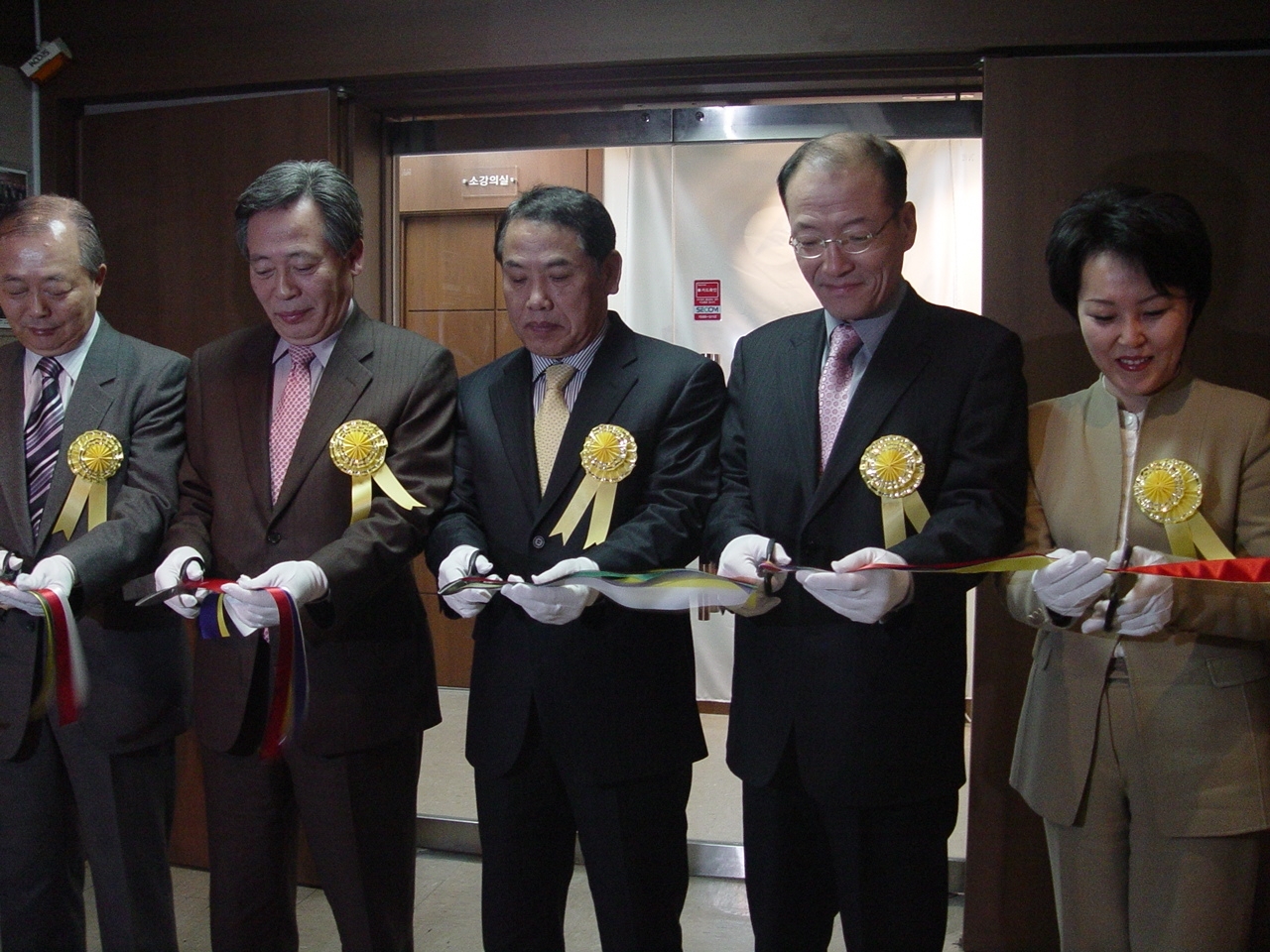 언론교육원 테이프 컷팅 장면. 사진 왼쪽부터 장행훈 위원장, 정남기 이사장, 미디어오늘 현이섭 사장, 강기석 원장, 이보경 부회장.