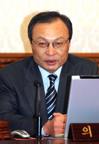 이해찬 총리가 7일 오전 서울 세종로 정부중앙청사에서 열린 국무회의에서 3.1절 사려깊지 못한 행동으로 물의를 빚어 죄송하게 생각한다며 사과하고 있다.(사진=연합뉴스)