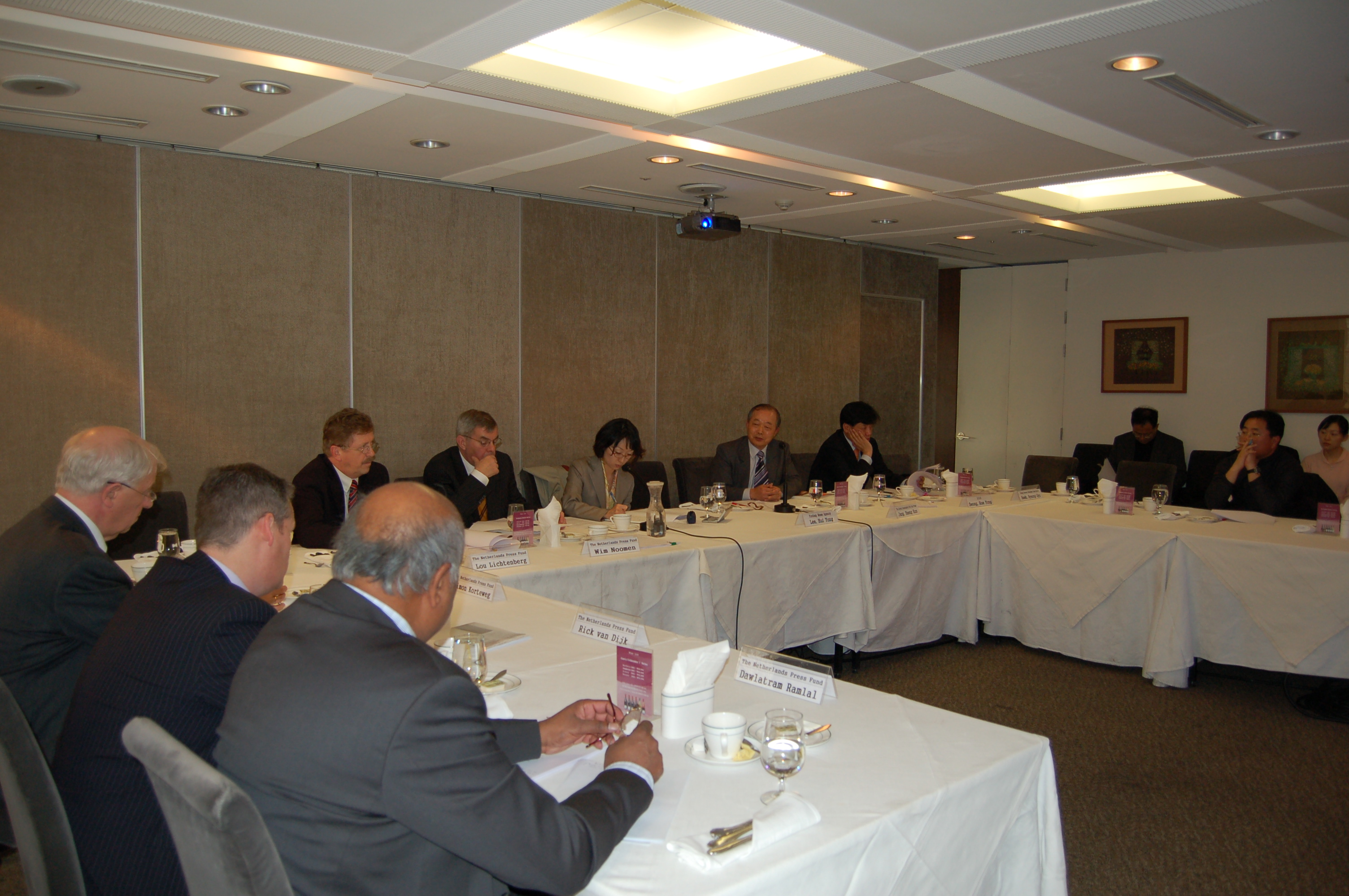 7일 열린 토론회에서 네덜란드 프레스펀드 대표단 관계자들이 장행훈 위원장의 발제문을 경청하고 있다.